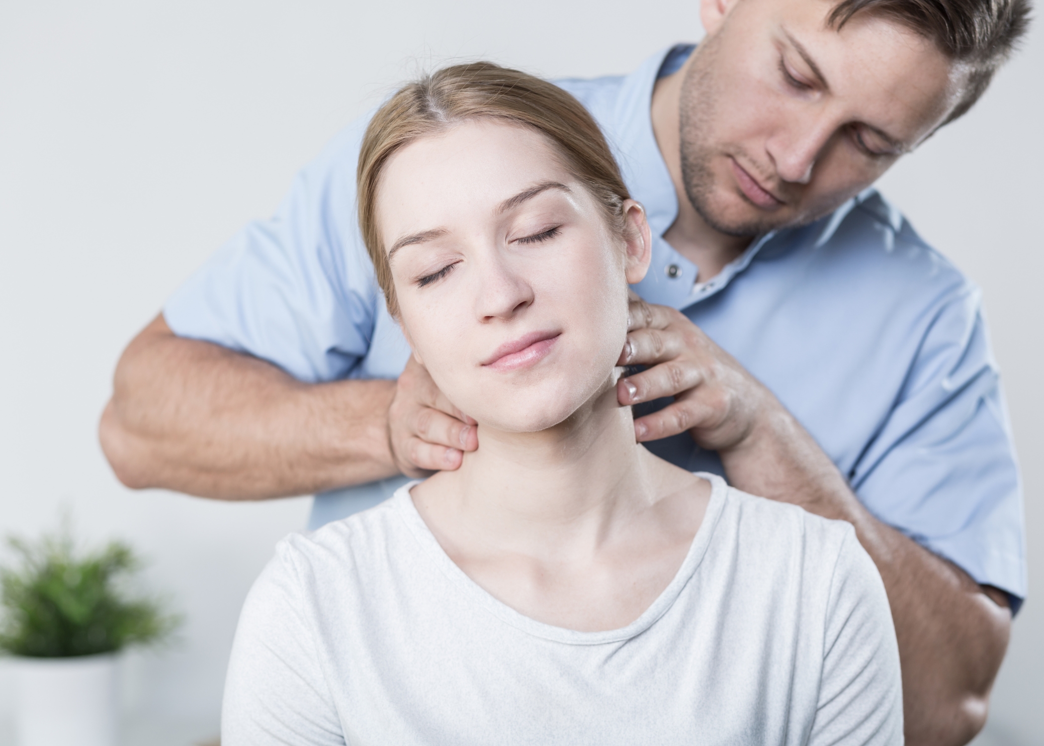 Scopri di più sull'articolo Il massaggio cervicale: come le mani possono curare il tuo dolore cervicale