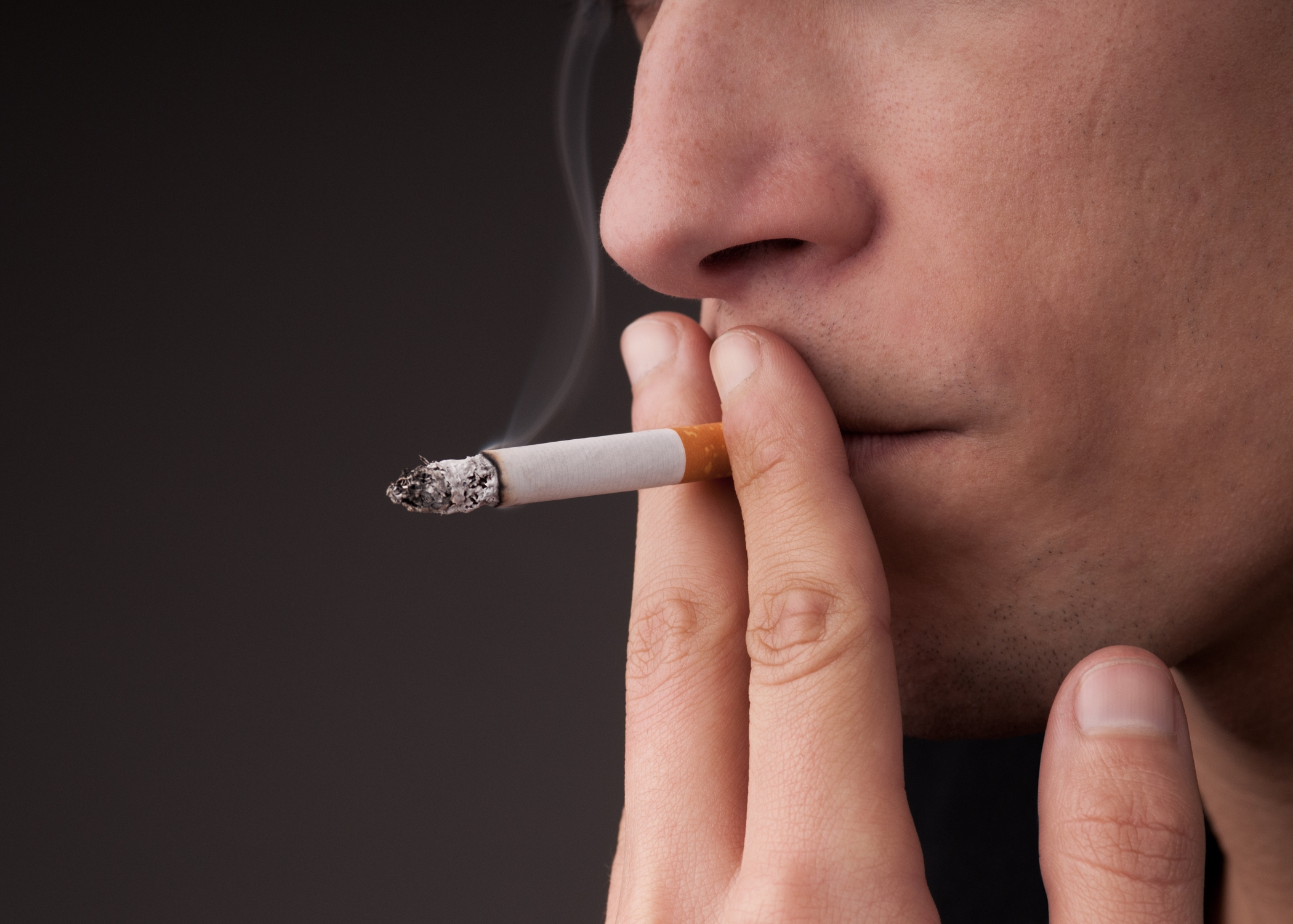 Scopri di più sull'articolo Fumo e impianti dentali: perché smettere di fumare?